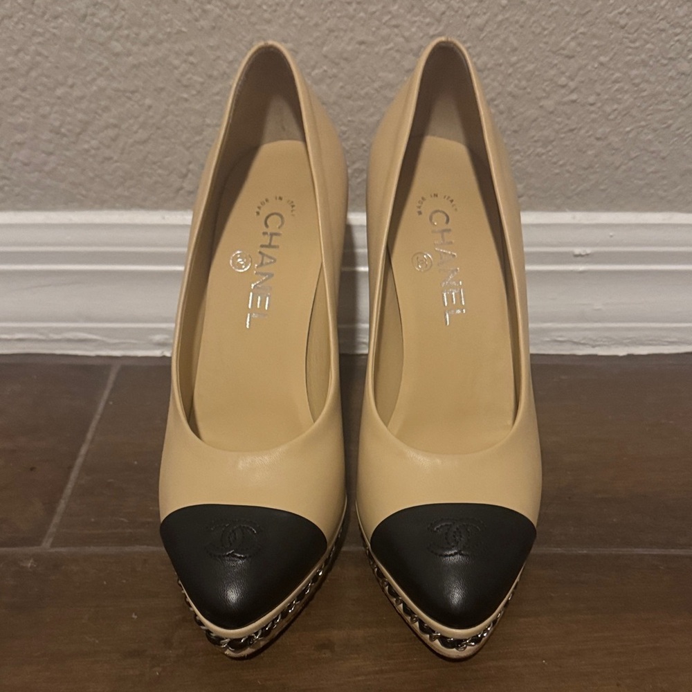 CHANEL Lambskin Pumps Beige/Black - Picture 2 of 6